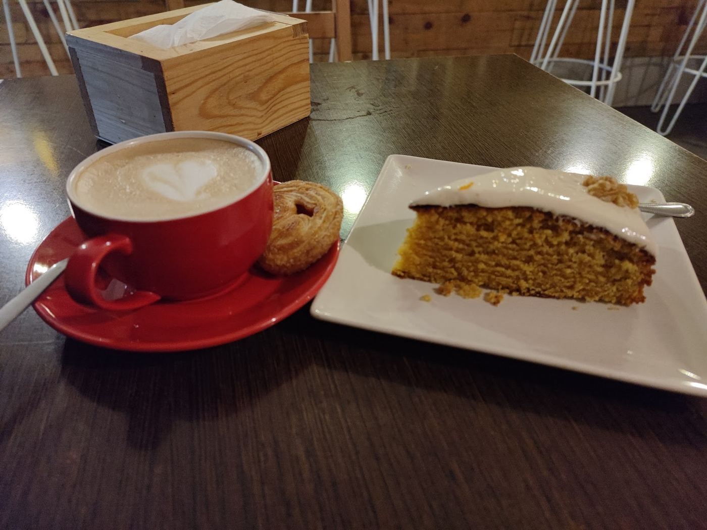 Tarta de zanahoria casera del VOLATA Café, servida con café con leche.