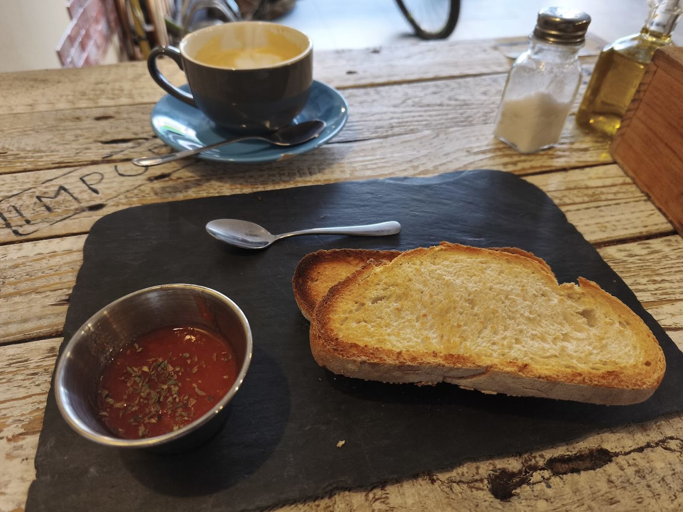 Tostadas con tomate natural y orégano, un clásico de desayuno en VOLATA Café.